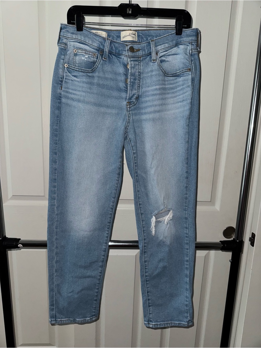 Universal Threads Light Blue Mid-Rise 80s Slim Women’s Distressed Jeans